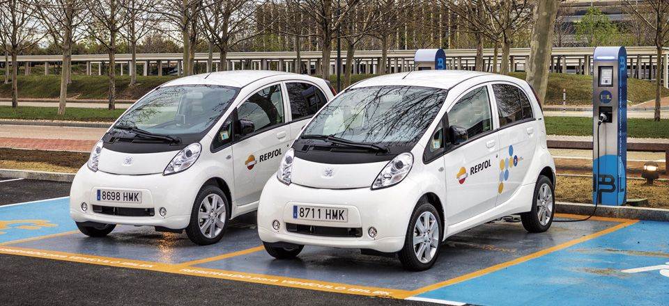 Palabra de Repsol: el 30% de los coches nuevos que entren en el mercado en 2030 serán eléctricos