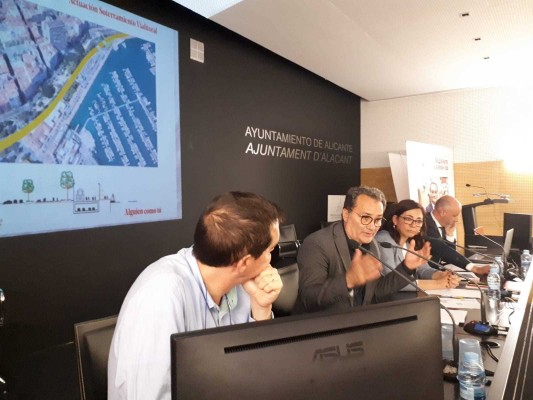 El PSOE de Sanguino propone peatonalizar el frente litoral y recupera el centro de congresos en Sangueta
