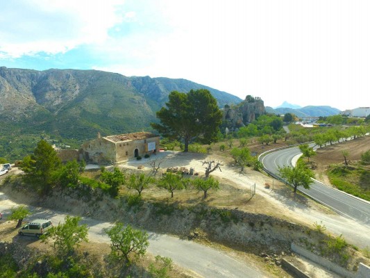 Masos inicia la plantación de las primeras 5,5 hectáreas de viñedo en Guadalest