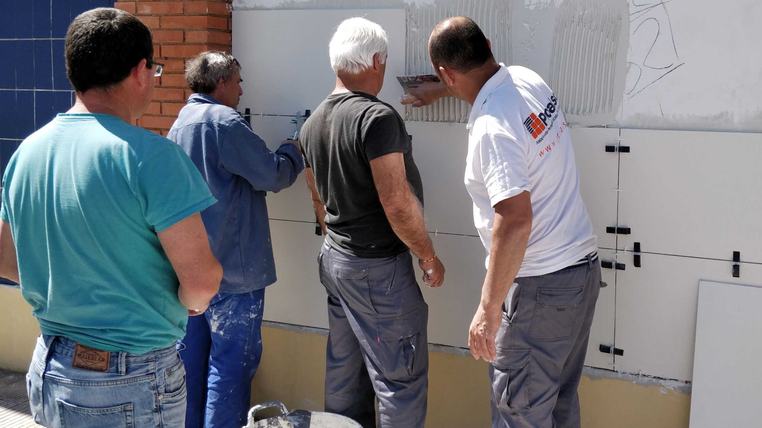El Pacto de la Cerámica finaliza esta semana un curso especializado en colocación de revestimiento