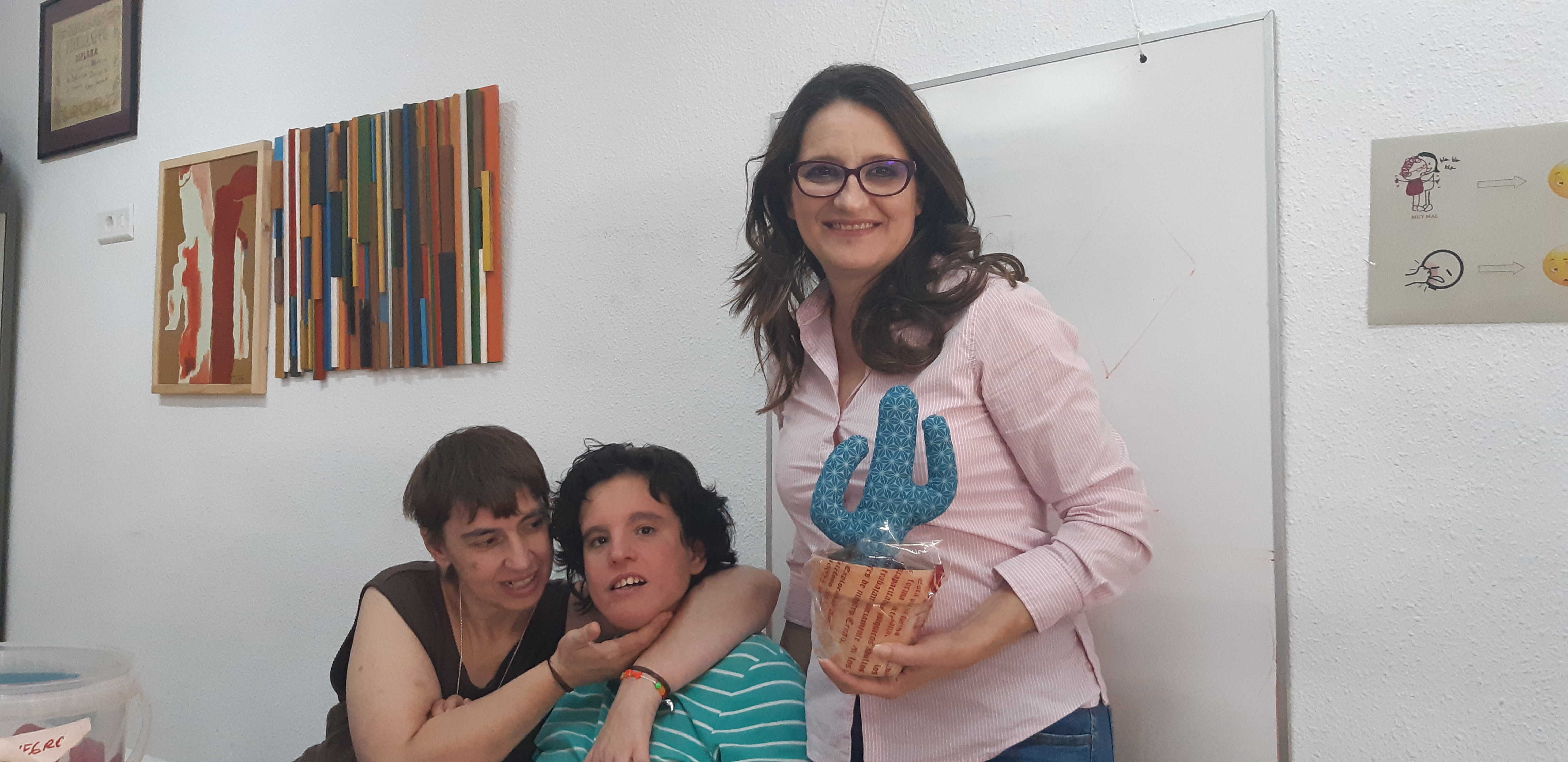 Mónica Oltra, en la visita a un centro de la Comunitat. - 