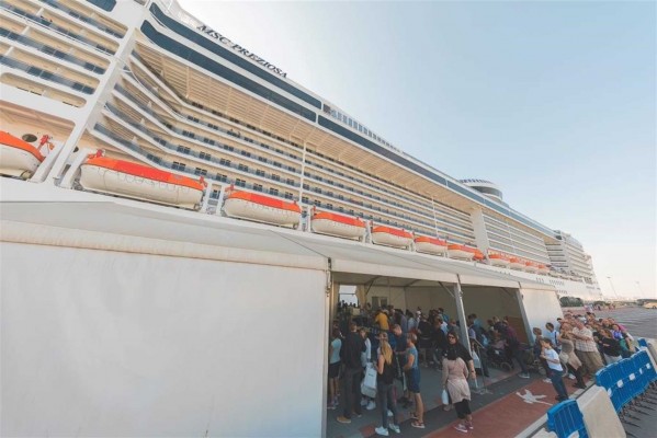 El puerto de València recibió 22 buques y más de 32.300 cruceristas hasta marzo, un 58% más