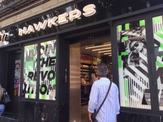 Hawkers abre su primera tienda en el centro de València en plena calle Colón