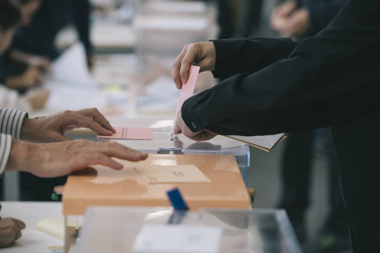 Una persona vota en las últimas elecciones generales. Foto: KIKE TABERNER - 