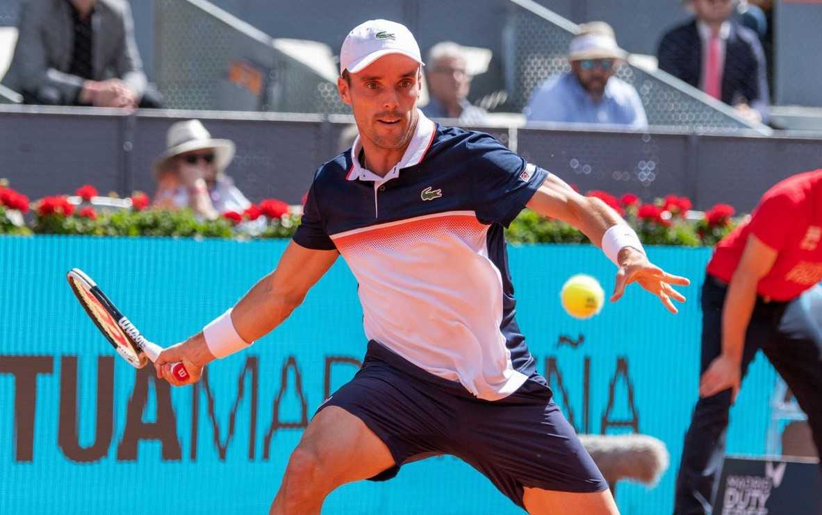 Ferrer se resiste a decir adiós y sorprende a Bautista (6-4, 4-6, 6-4)