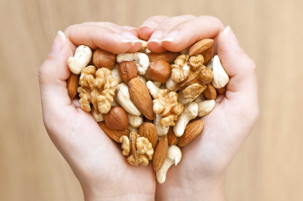 Comer frutos secos durante el embarazo mejora el neurodesarrollo de los bebés