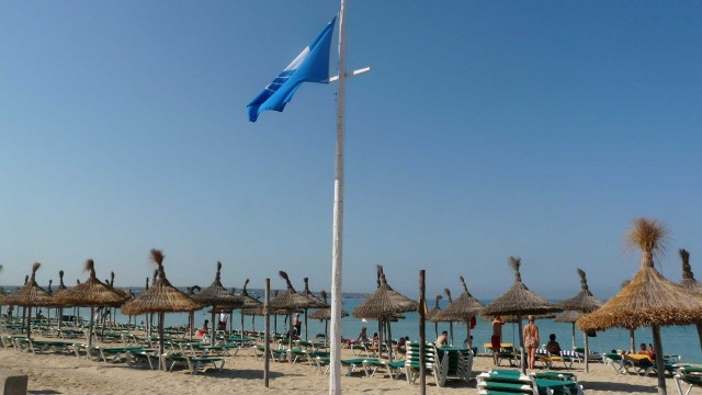 La Comunitat gana tres banderas azules para sus playas