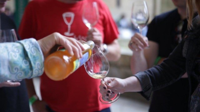 Los españoles gastan un 5% más en bebidas y picoteo fuera de casa por las altas temperaturas