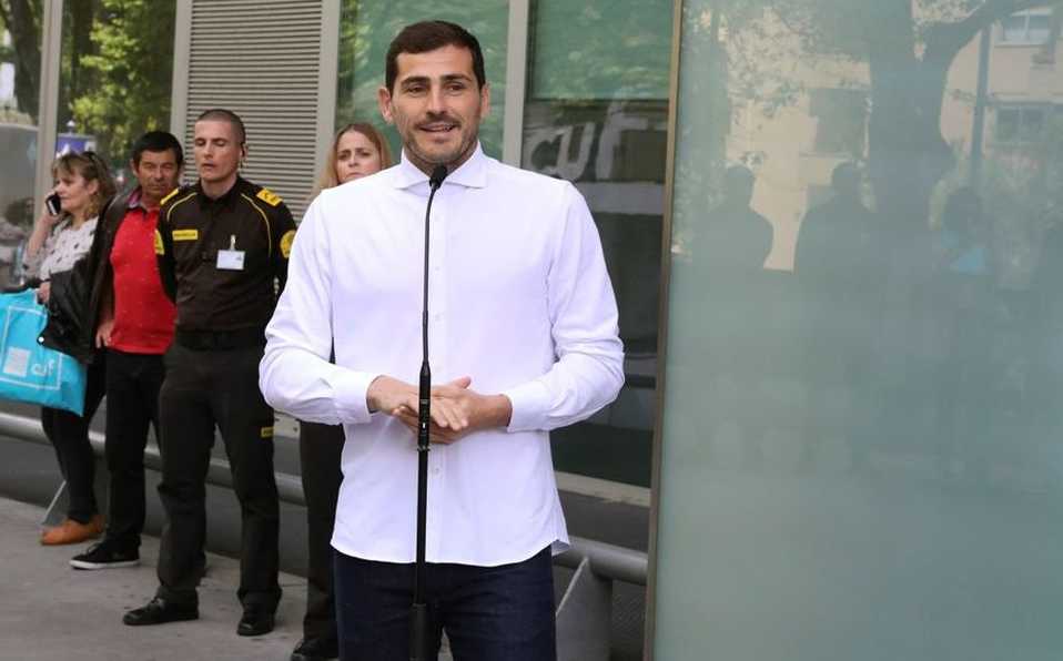 Casillas abandona el hospital visiblemente emocionado: 
