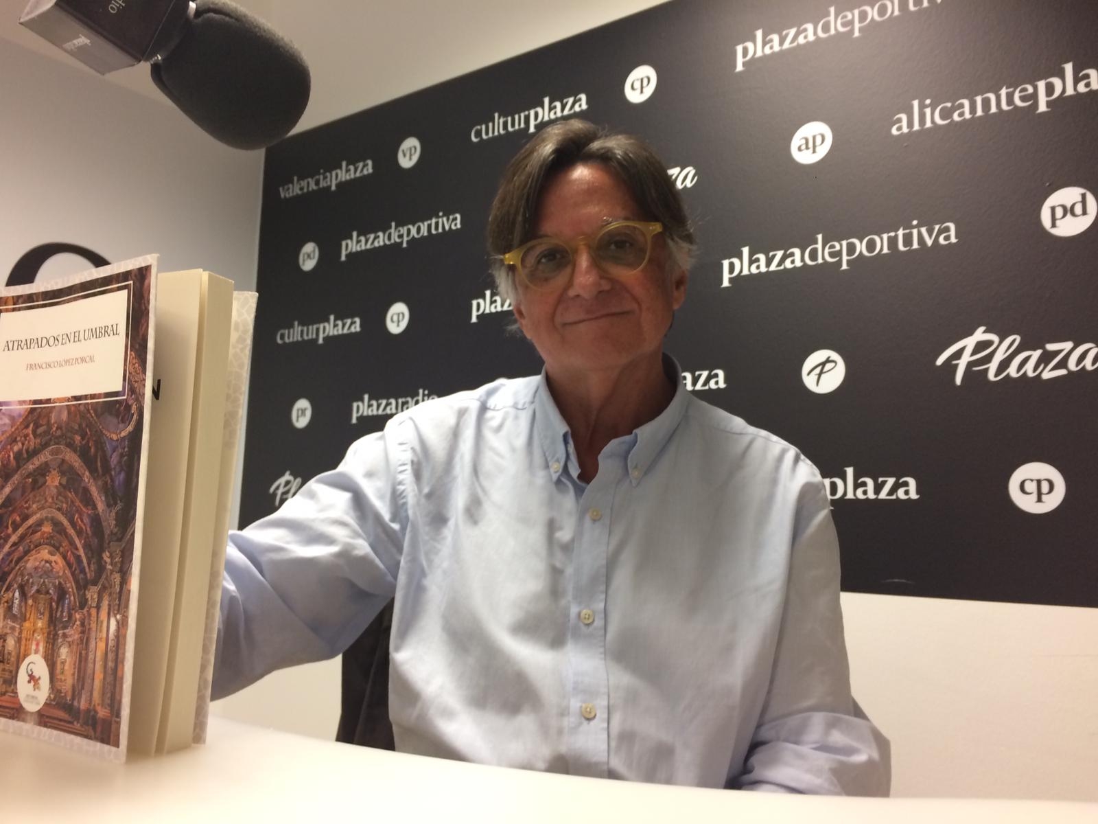 Francisco López Porcal, en los estudios de 'Plaza Radio', con su novela. Foto: VP - 