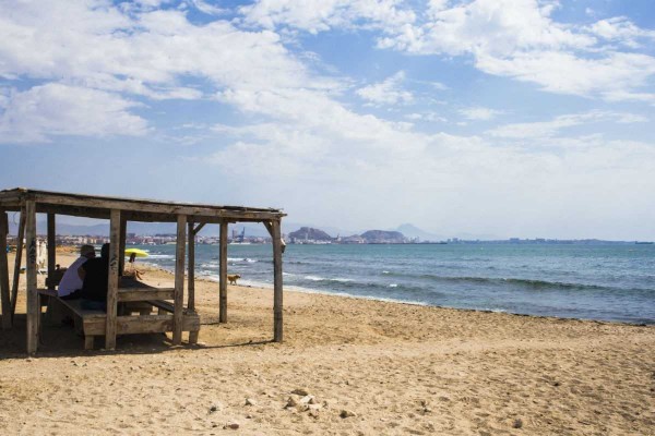 Profesores de la UA y ecologistas piden a Costas la retirada del plan del litoral de Aguamarga