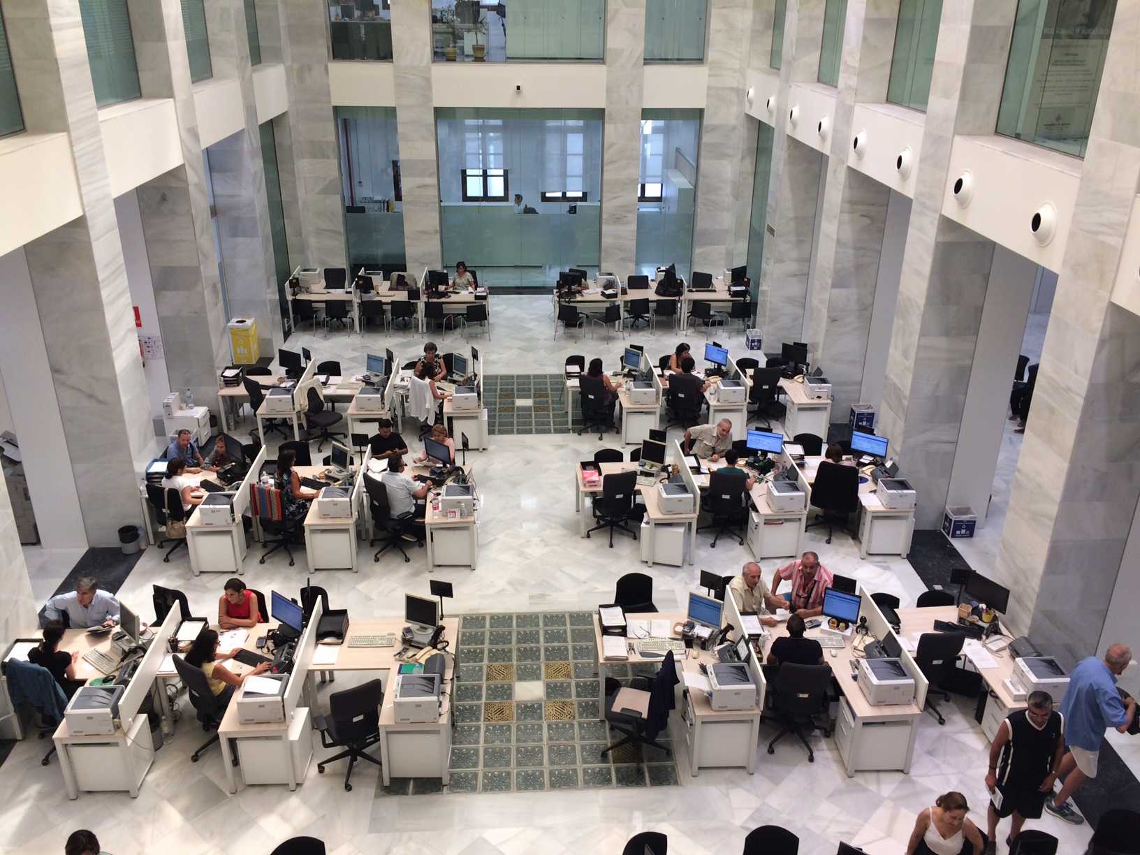 Aspecto de las oficinas de recaudación del Ayuntamiento de València. - 