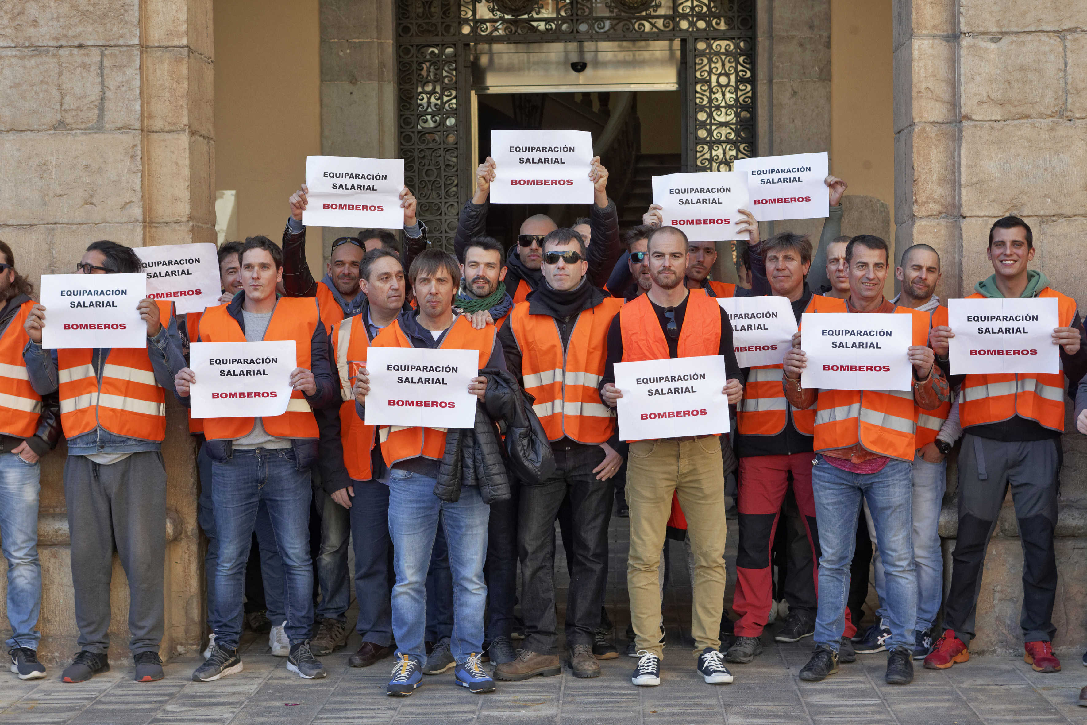 Los bomberos municipales, en una protesta el pasado mes de enero. (Foto: ANTONIO PRADAS) - 