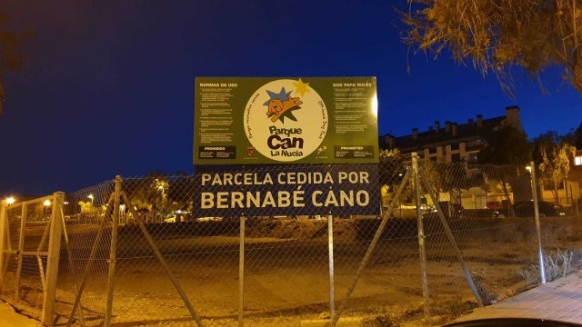 Cano retira un anuncio de cesión de parcela a su nombre en un parque canino de La Nucía