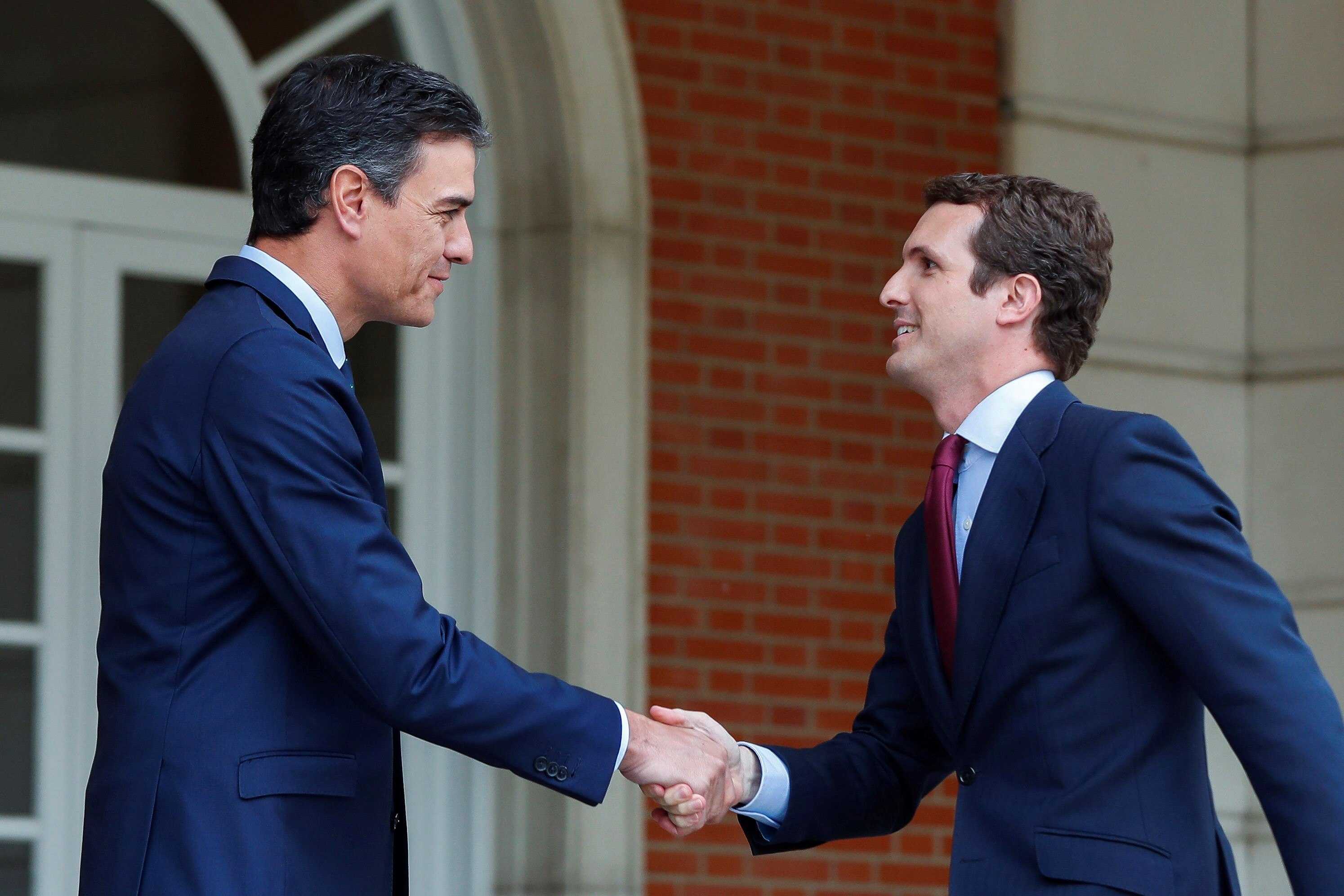 Pedro Sánchez recibe a Pablo Casado en su primera ronda de contactos tras las elecciones 