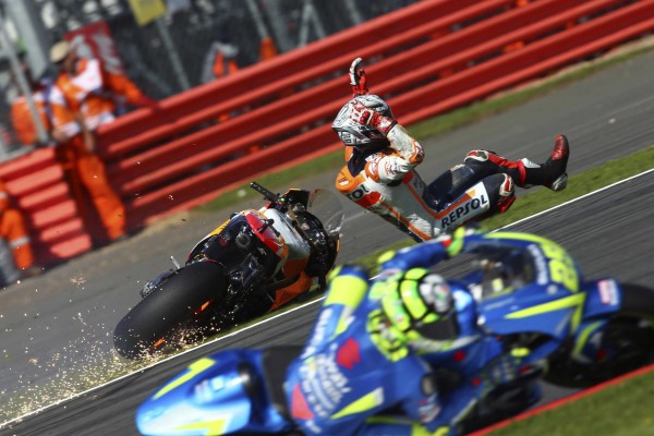 Márquez reconoce que la primera caída es error suyo

