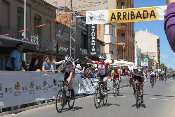 El castellonense Iván Moreno se alza con el GP de Vila-real, cuya etapa final la gana el vasco Amarika