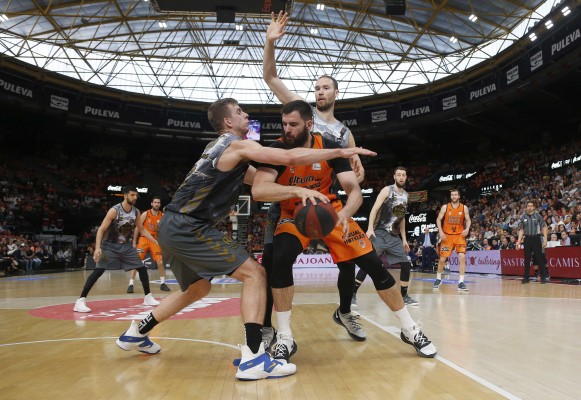 Un bloqueo en el último cuarto no impide el triunfo ante Breogán y el billete para el playoff pese a las bajas (83-82)