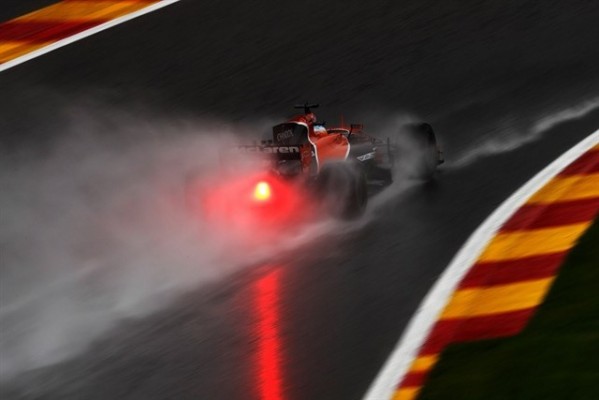 Alonso y Sainz se sitúan undécimo y noveno tras una jornada acortada por la lluvia