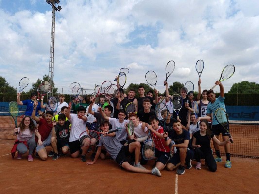 Más de cien estudiantes del IES Francesc Tàrrega aprenden claves del buen tenis en el CT de Vila-real