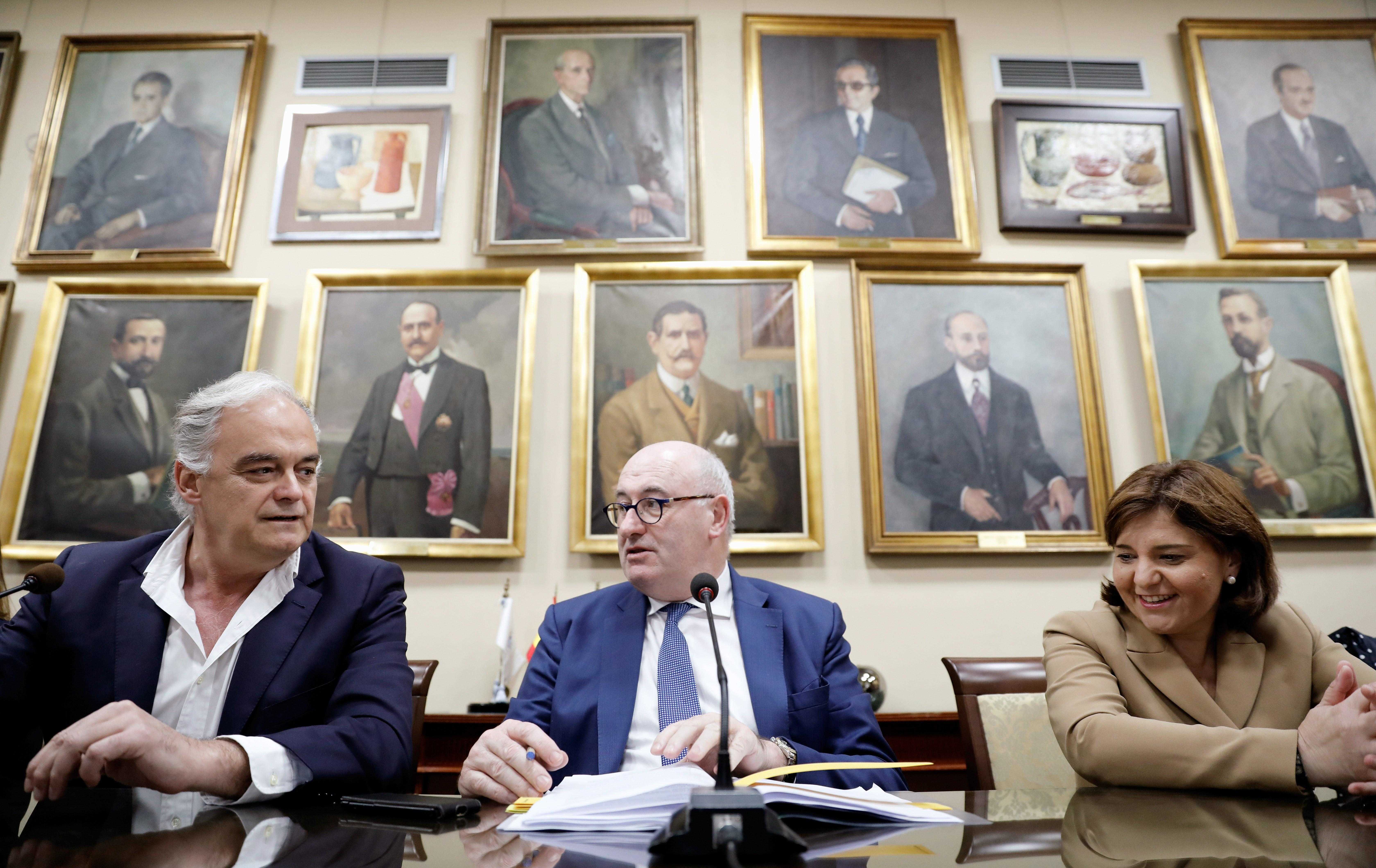 Esteban González Pons; el comisario, Phil Hogan, e Isabel Bonig. Foto: EFE - 