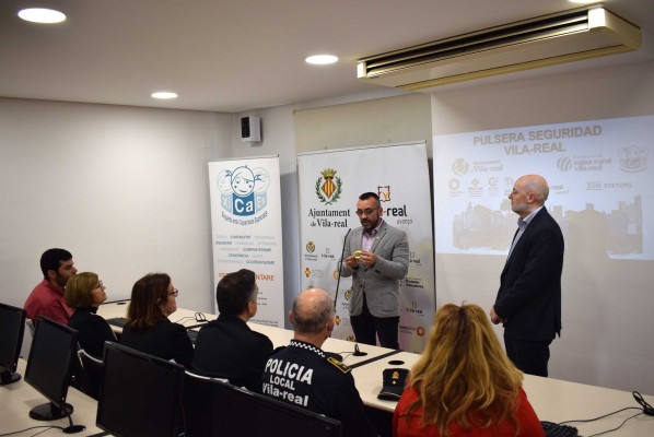 Vila-real lanza una pulsera de emergencia pionera
para facilitar la identificación de grupos en riesgo