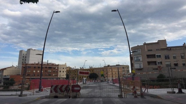 Restringen el tráfico en la avenida Alcora por el asfaltado de la rotonda junto al puente del Riu Sec