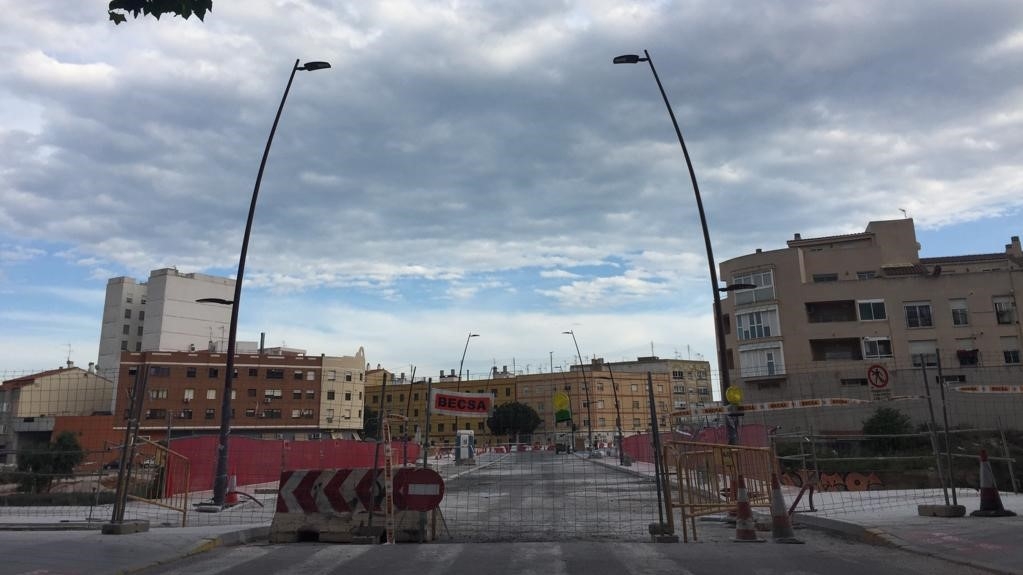Restringen el tráfico en la avenida Alcora por el asfaltado de la rotonda junto al puente del Riu Sec