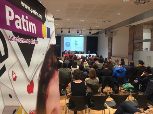 El número de personas tratadas por juego on line supera por primera vez a jugadores de tragaperras