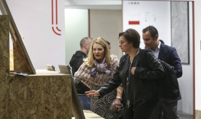 La mujer es la que decide mayoritariamente la compra de cerámica en el hogar, según un estudio