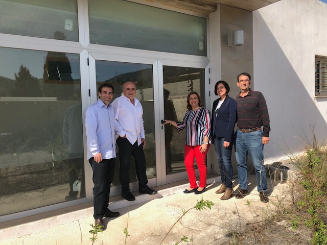 La alcaldesa Susana Marqués (c) junto a los accesos al tanatorio de Benicàssim. - 