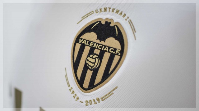 El Valencia busca a los responsables de las polémicas imágenes en la gradas del Emirates