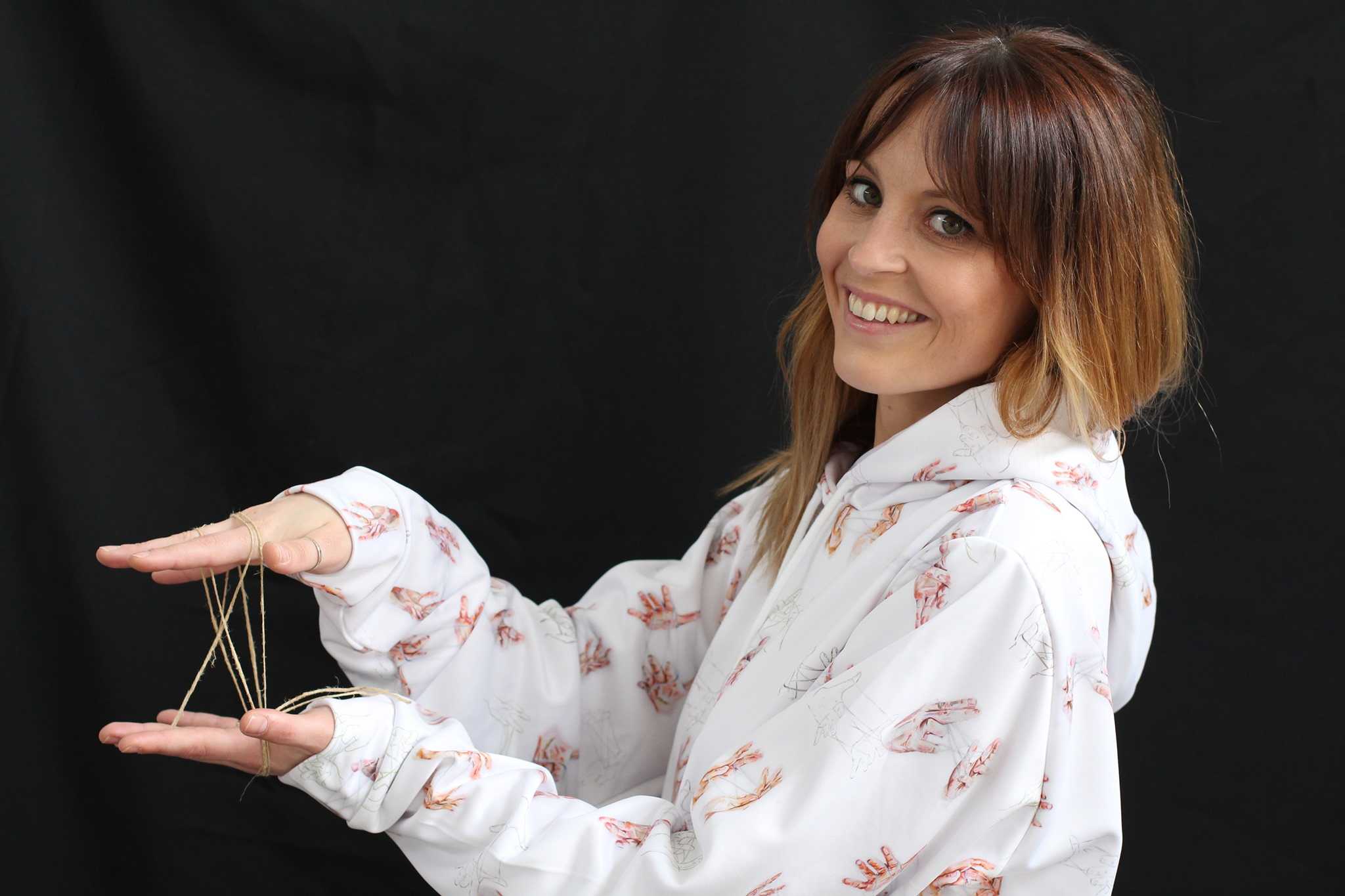 La pintora que hace del vestido su lienzo: Ana Beltrán lanza una línea de ropa