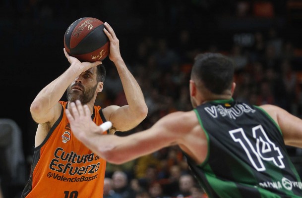 Ponsarnau convoca a Pavelka y a Puerto y dará labores de dirección a Sastre, San Emeterio y Rafa con Vives como único base 