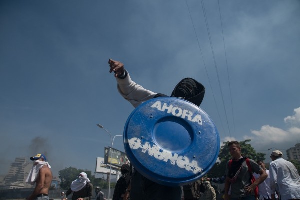 La escalada de tensión en Venezuela causa al menos 4 muertos, 130 heridos y más de 200 detenidos