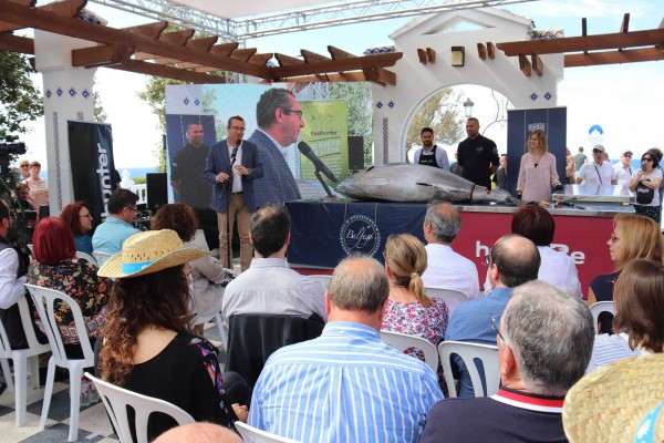 Benidorm abre boca para sus primeras ‘Jornadas del Atún’ con el ronqueo de una pieza de más de 200 kilos
