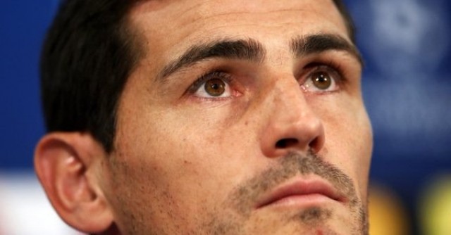 Casillas pasa su primera noche en el hospital estable y rodeado de su familia