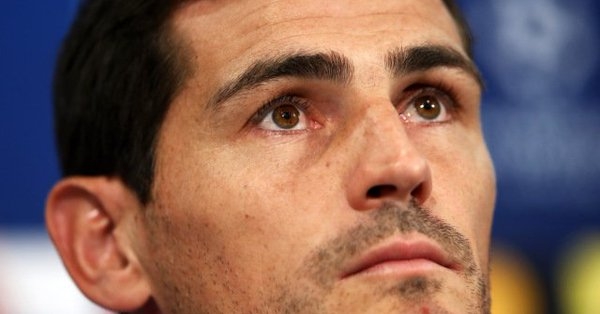 Casillas pasa su primera noche en el hospital estable y rodeado de su familia