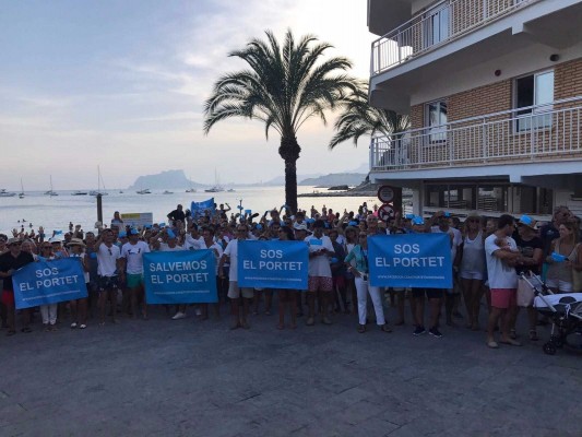 Unas 300 personas reclaman la reversión de la playa de El Portet de Moraira a su estado original