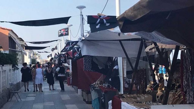 La Feria 'Chill Out' atrae a mayores y niños hasta el paseo marítimo de Moncofa