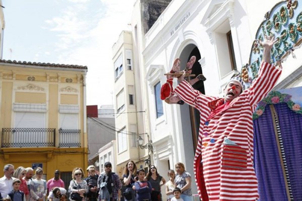 El  festival 'Titelles al Cabanyal' ilustra con marionetas las canciones de Dani Miquel