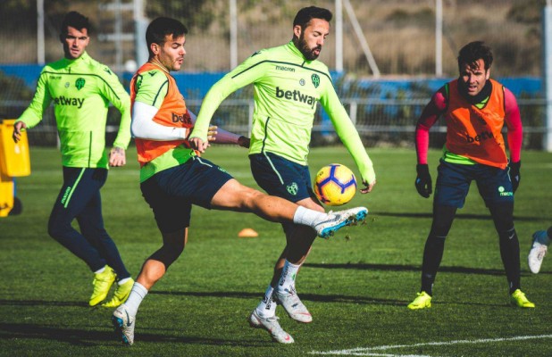 Paco López, con toda la plantilla en la vuelta al trabajo