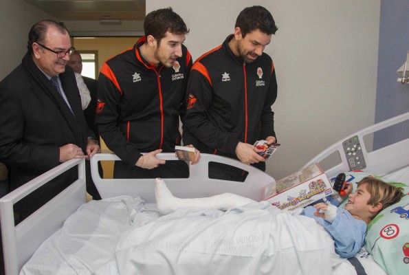Valencia Basket visita y reparte juguetes a niños hospitalizados en La Fe
