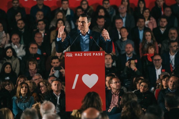 El PSOE ganaría las elecciones con 111 escaños y el PP se hunde con 70, según un sondeo en la COPE