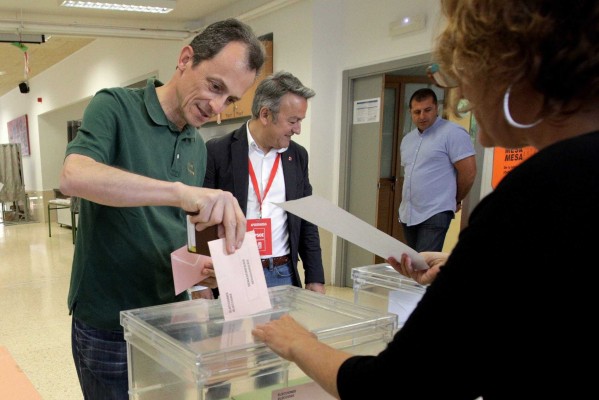Duque (PSOE) anima a votar tras depositar sus papeletas en Xàbia