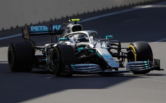 Bottas logra la 'pole' tras superar por 59 milésimas a Hamilton en Baku

