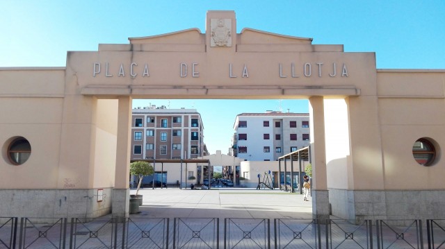 Resistir la dictadura des de l’arquitectura: la plaça de la Llotja d’Elx