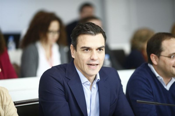 Sánchez se resiste a poner fecha al congreso que le exigen los barones