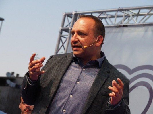 Dalmau juega la carta del origen y se vende como presidente que mire al sur y diferente a 