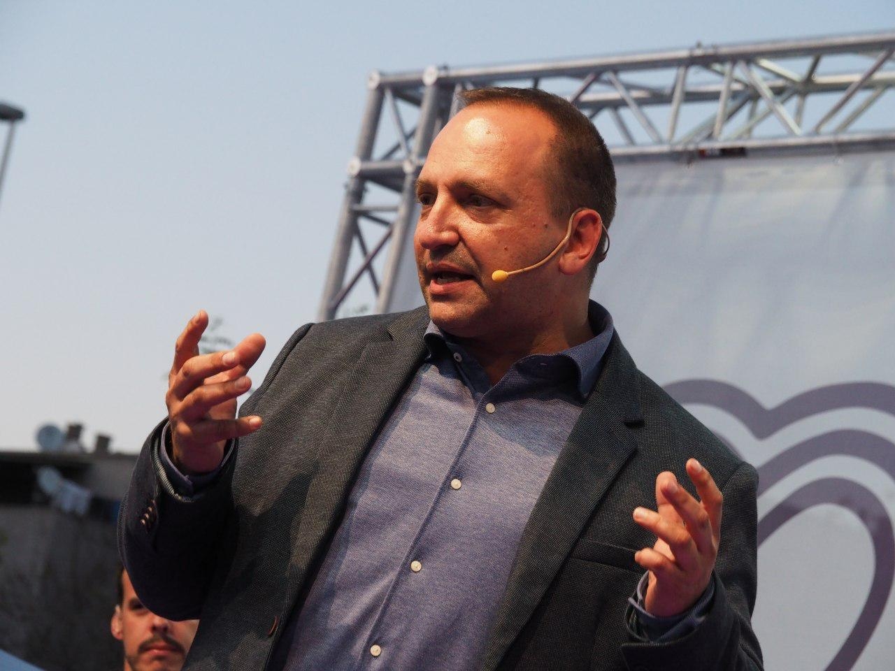 Dalmau juega la carta del origen y se vende como presidente que mire al sur y diferente a 